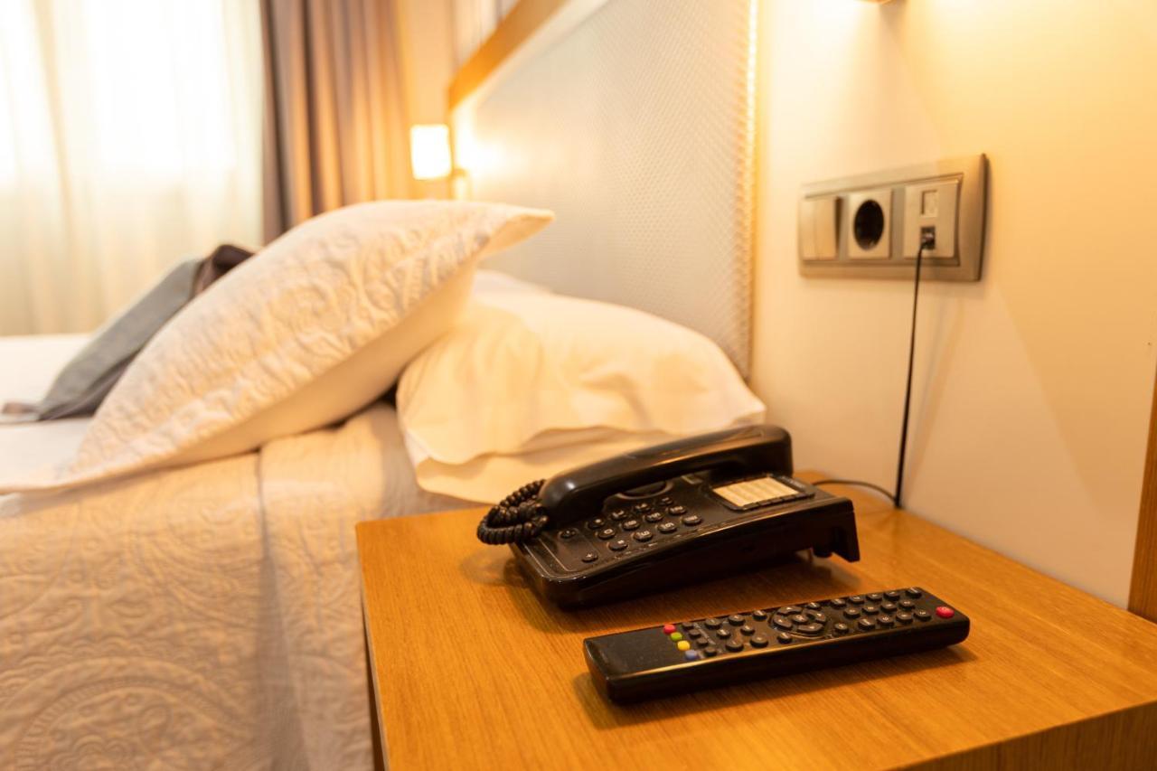 Hotel Montedobra Torrelavega Exteriör bild
