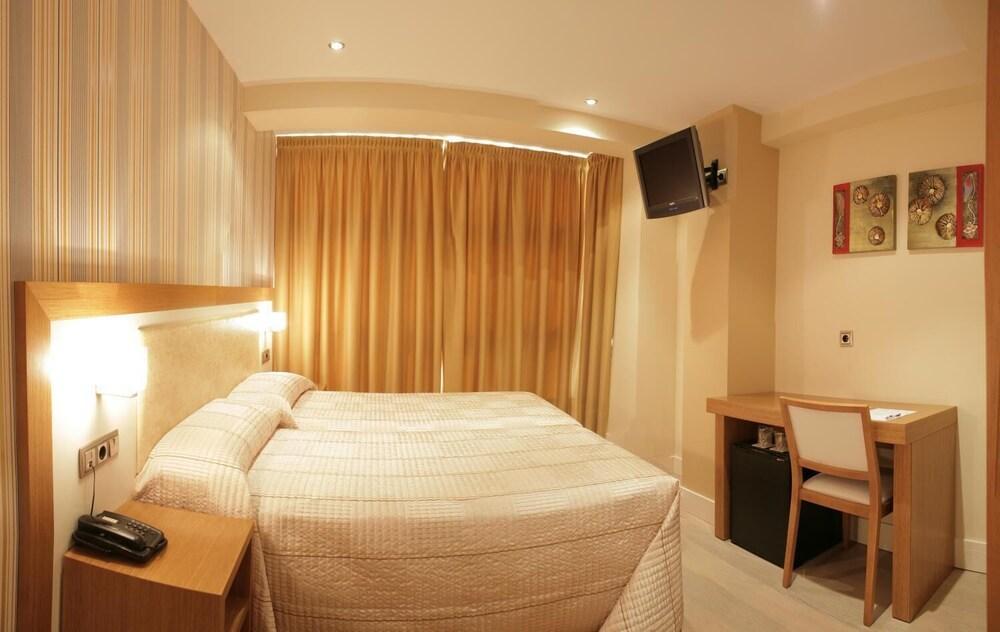 Hotel Montedobra Torrelavega Exteriör bild