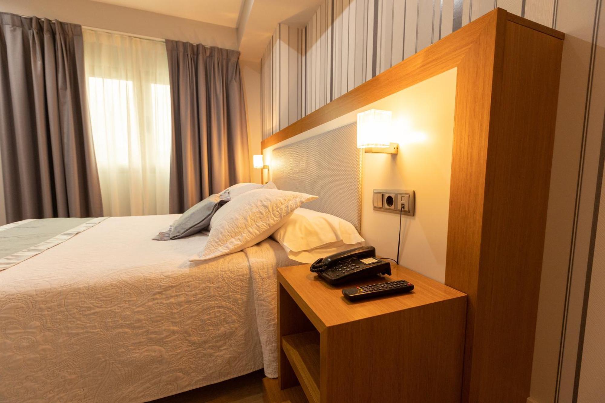 Hotel Montedobra Torrelavega Exteriör bild