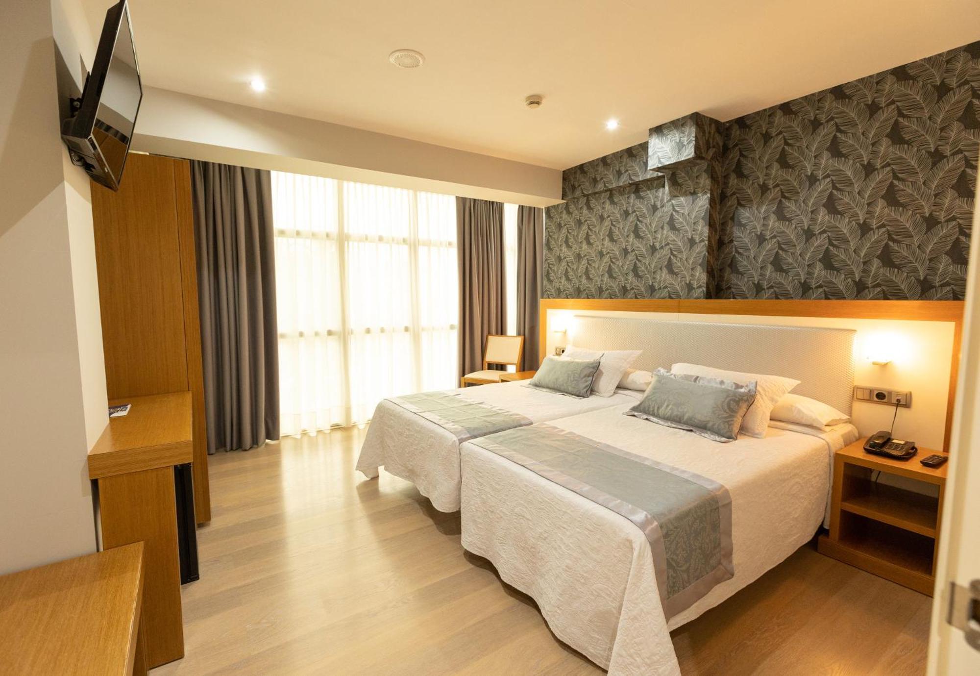 Hotel Montedobra Torrelavega Exteriör bild